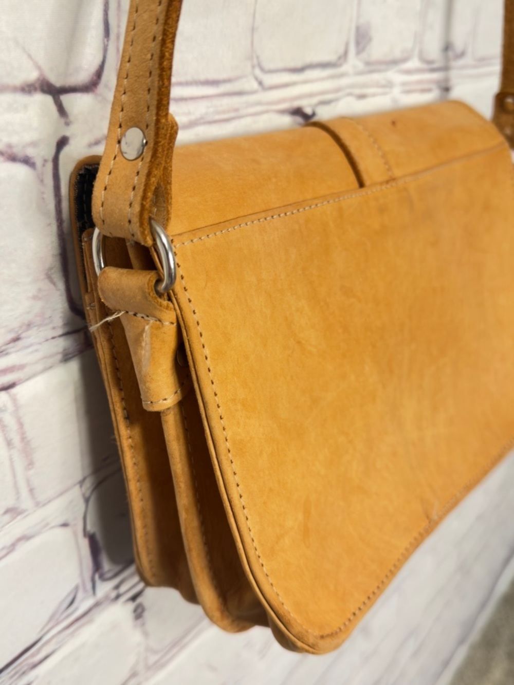 VINTAGE AMERICAN WEST LEATHER TOOLED BUCKLE DETAIL SHOULDERS CROSSBODY BAG TAN - Picture 8 of 15